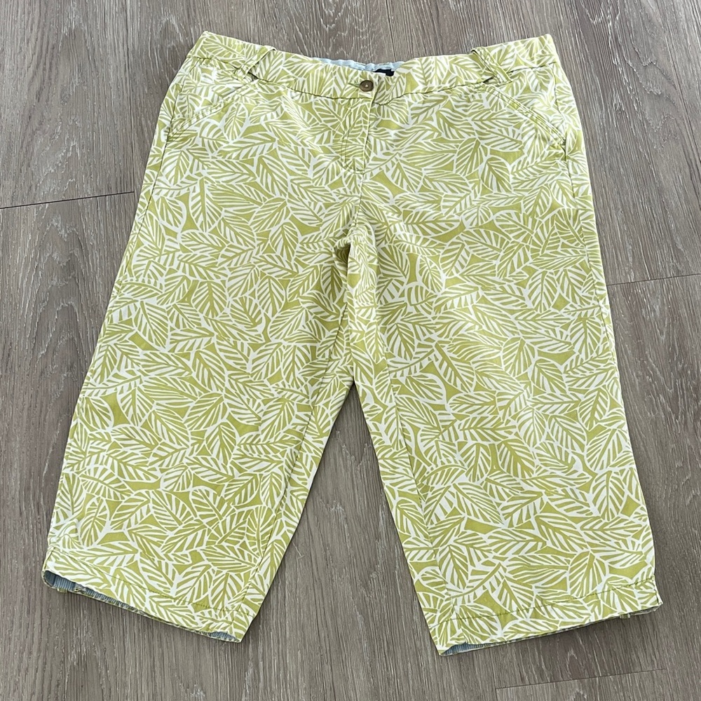 Lands' End Leaf Patterned Capris in Green and White
